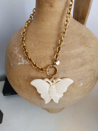 Collar mariposa dorado marfil