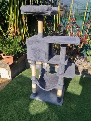 Rascador para gatos gris, es grande y robusto...