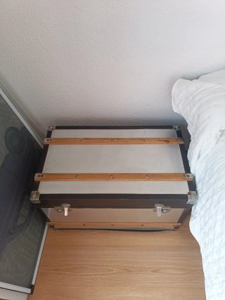 Baúl de madera y metal