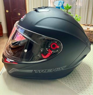 Casco de moto negro mate marca NZI