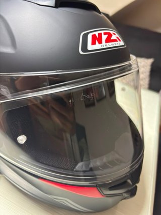 Casco de moto negro mate marca NZI