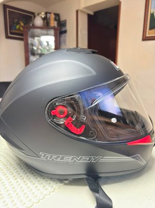 Casco de moto negro mate marca NZI