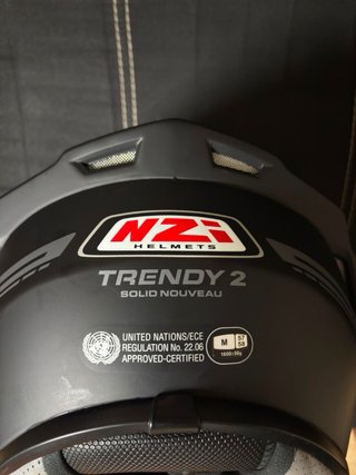 Casco de moto negro mate marca NZI