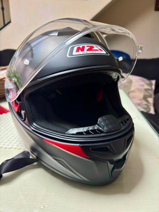 Casco de moto negro mate marca NZI