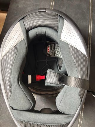 Casco de moto negro mate marca NZI