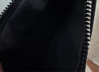 Bolso negro con cadena plateada
