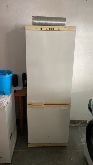Frigorífico blanco en buen estado
