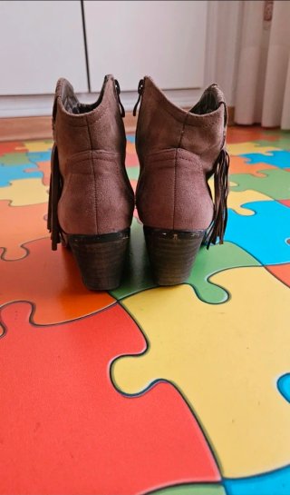 Botines marrones con cremallera y flecos