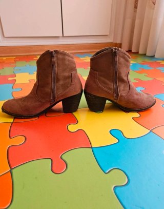 Botines marrones con cremallera y flecos
