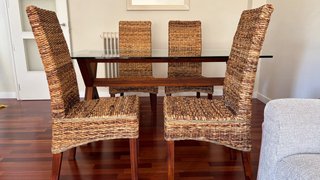Mesa de comedor de madera y sobre de cristal
