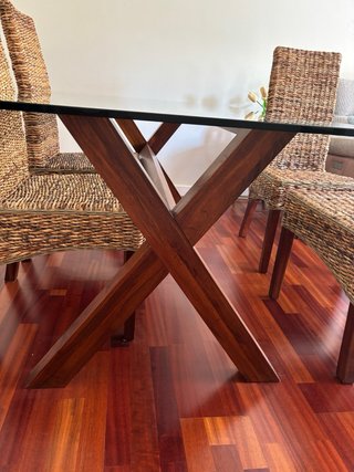 Mesa de comedor de madera y sobre de cristal