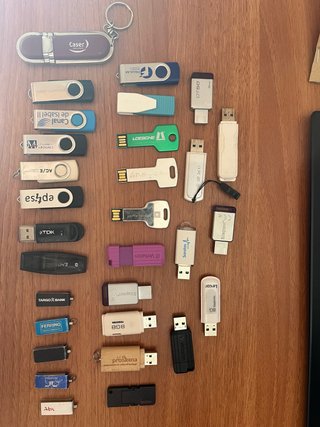 Lote de 31 Pendrives USB Variados
