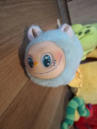 Peluches: Labubu, Oruga Glotona y más