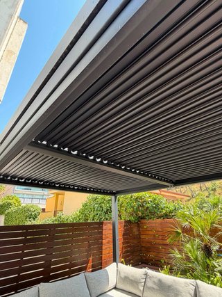 Pérgola Bio-Climatica Aluminio + Sofá Modular Gris