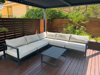 Pérgola Bio-Climatica Aluminio + Sofá Modular Gris