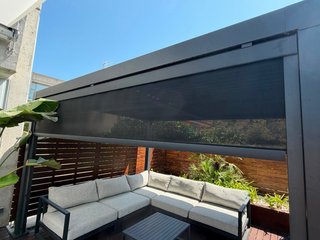 Pérgola Bio-Climatica Aluminio + Sofá Modular Gris