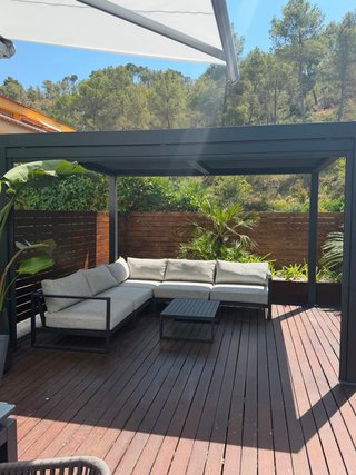 Pérgola Bio-Climatica Aluminio + Sofá Modular Gris