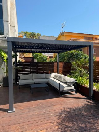 Pérgola Bio-Climatica Aluminio + Sofá Modular Gris