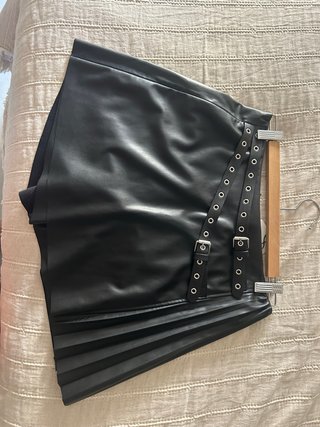 Falda pantalón negra con cinturón y pliegues
