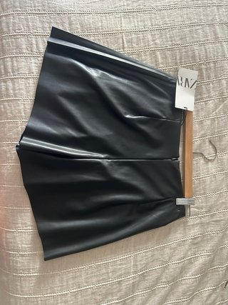Falda pantalón negra con cinturón y pliegues