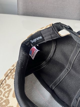 Gorra Supreme Estampado Animal Beige/Marrón