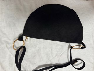 Bolso negro con tachuelas doradas