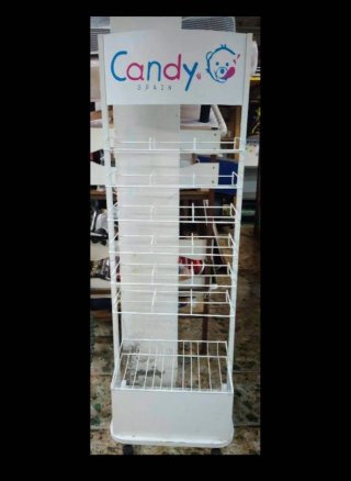 Expositor de chuches con ruedas