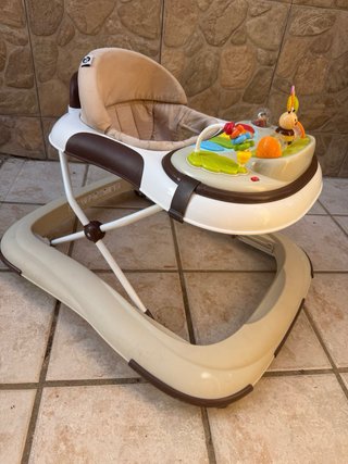 Andador infantil con actividades