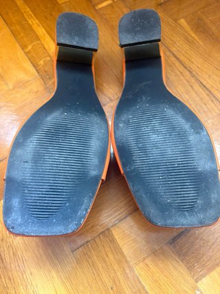 Sandalias naranjas con detalle dorado