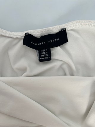 Top Bershka blanco asimétrico