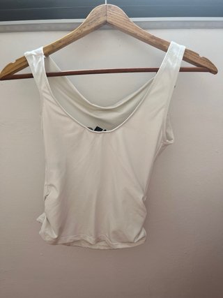 Top Bershka blanco asimétrico