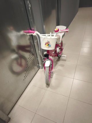 Bicicleta infantil rosa con cesta