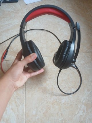 Auriculares gaming rojo y negro (no tiene marca)