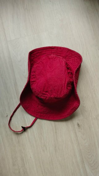 Sombrero rojo con bordado