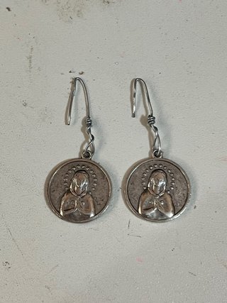 Pendientes plateados de la Virgen María