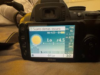 Nikon D3000 + 2 objetivos + flash + trípode