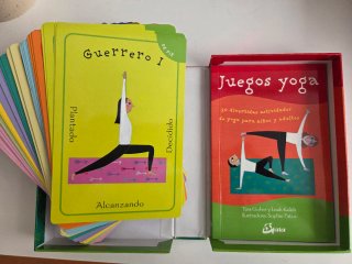 Juegos Yoga: Caja con libro y fichas