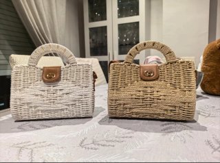 Bolso de mimbre blanco y beige
