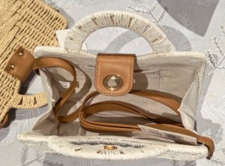 Bolso de mimbre blanco y beige