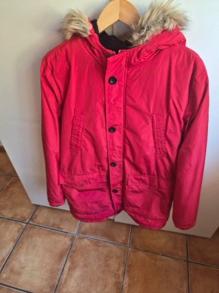 Abrigo rojo con capucha y pelo