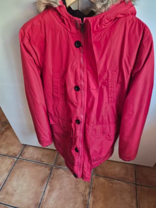 Abrigo rojo con capucha y pelo