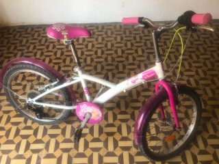 Bicicleta infantil Btwin rosa y blanca