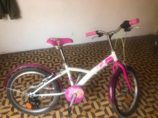 Bicicleta infantil Btwin rosa y blanca