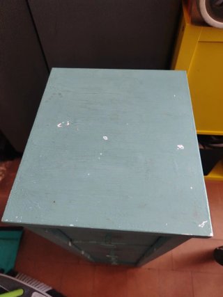 Mueble de madera verde con cajones