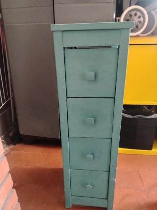 Mueble de madera verde con cajones