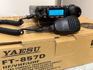 YAESU FT-857D HF/VHF/UHF Radio Transceptor
