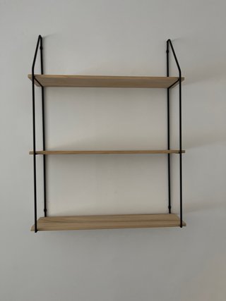 Estantería de madera y metal