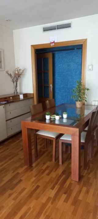 Mesa comedor madera maciza + 4 sillas