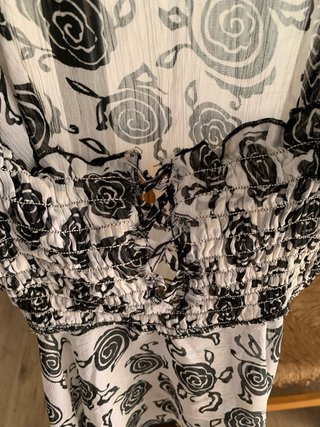 Camiseta floral con volantes