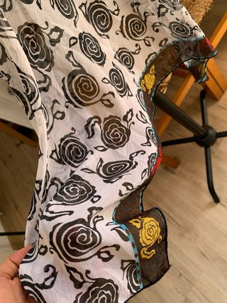Camiseta floral con volantes
